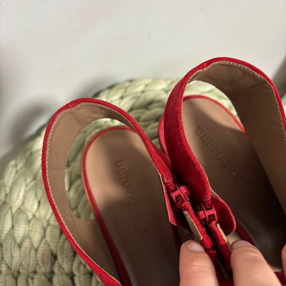 Bernardo Luna Bow Red Suede Peep Toe Round Wood Heel Shooties Sandals - Picture 9 of 11